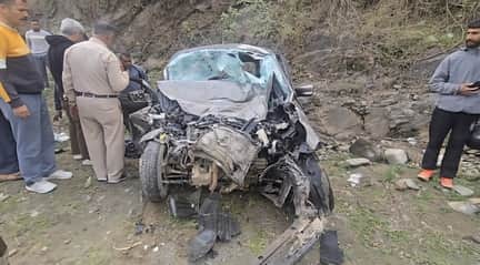 पंडोह डैम के पास हुए सड़क हादसे में कार के उड़े परखच्चे। संवाद