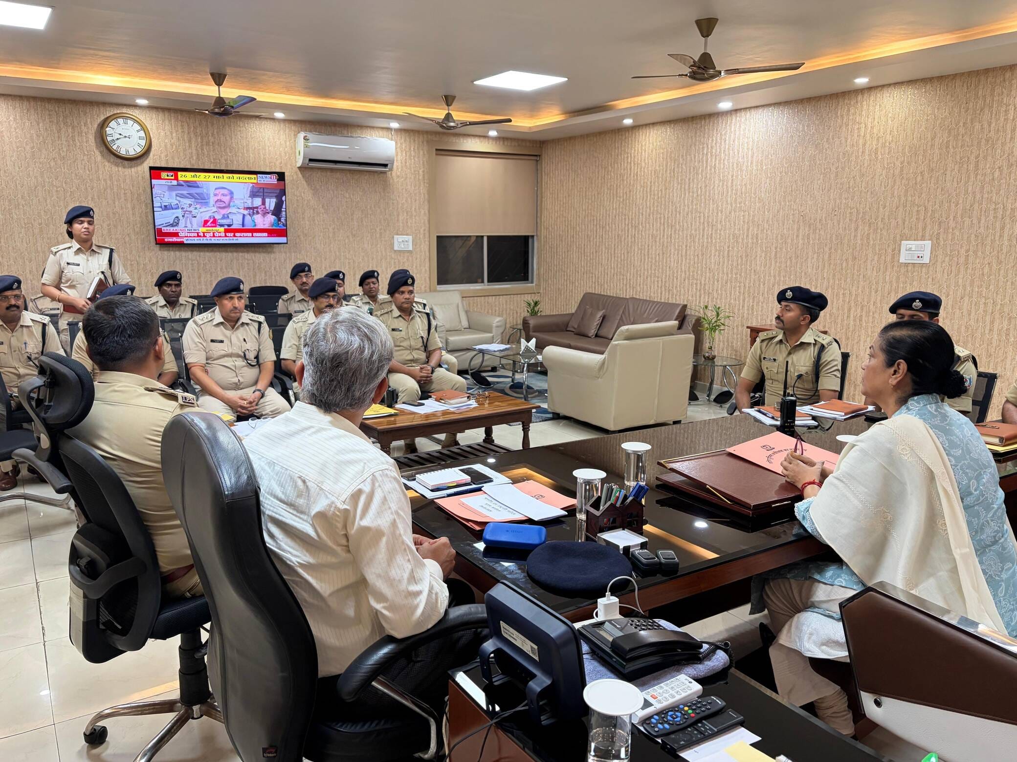 पुलिस अधिकारियों के साथ बैठक करती डीजीपी तदाशा मिश्रा