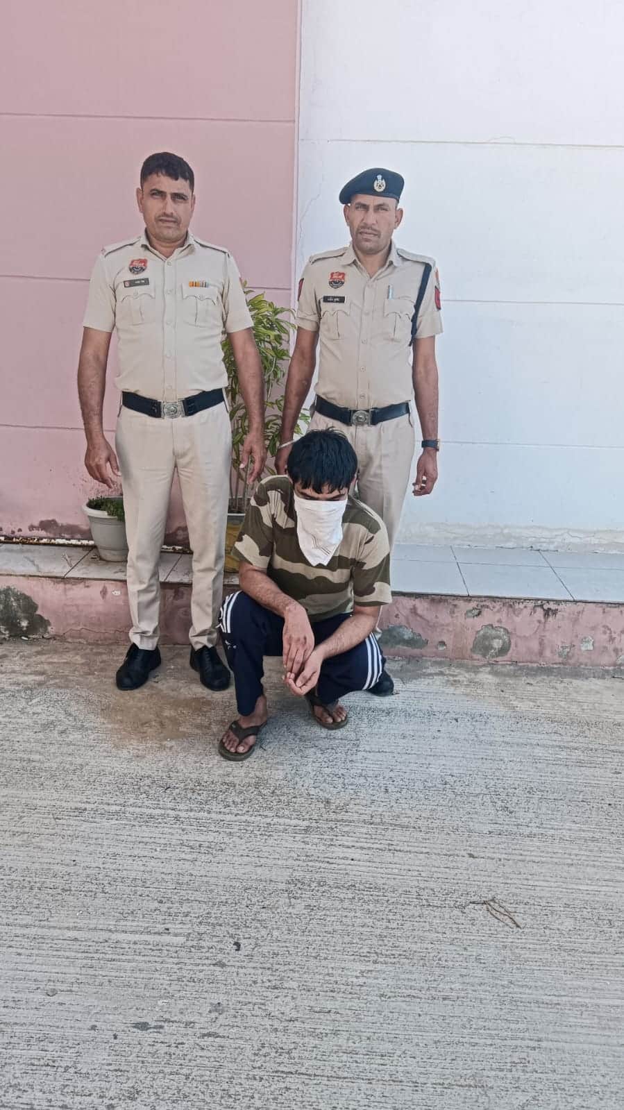 पुलिस द्वारा गिरफ्तार किया गया आरोपी। 