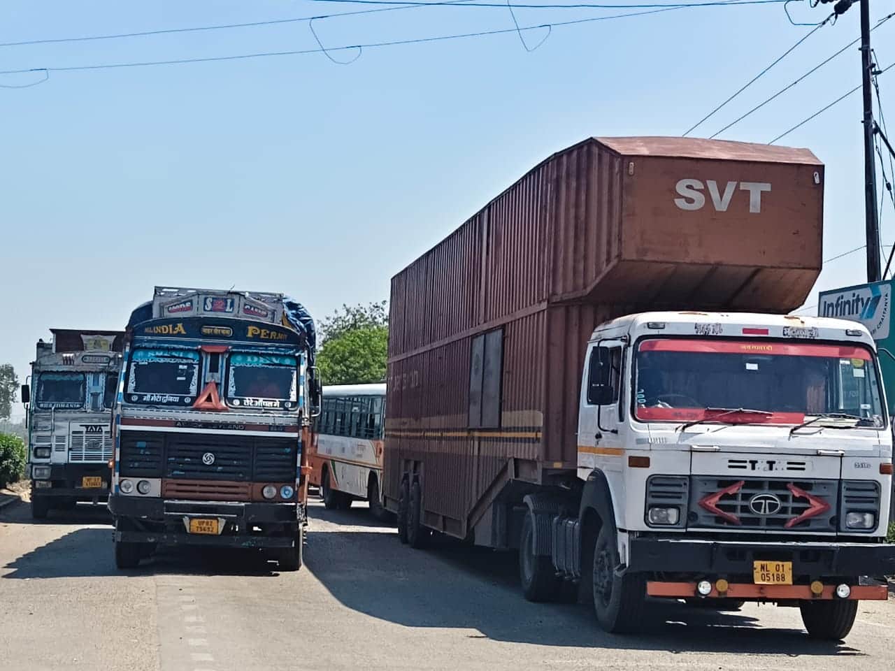 पॉलीटेक्निक चौराहे के पास हाईवे पर लगा वाहनों का लंबा जाम। संवाद