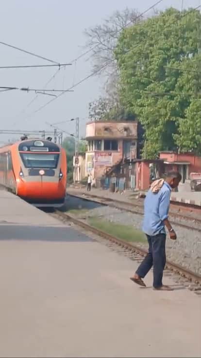 Man-dies-being-hit-Vande-Bharat-while-spitting-tobacco-on-platform