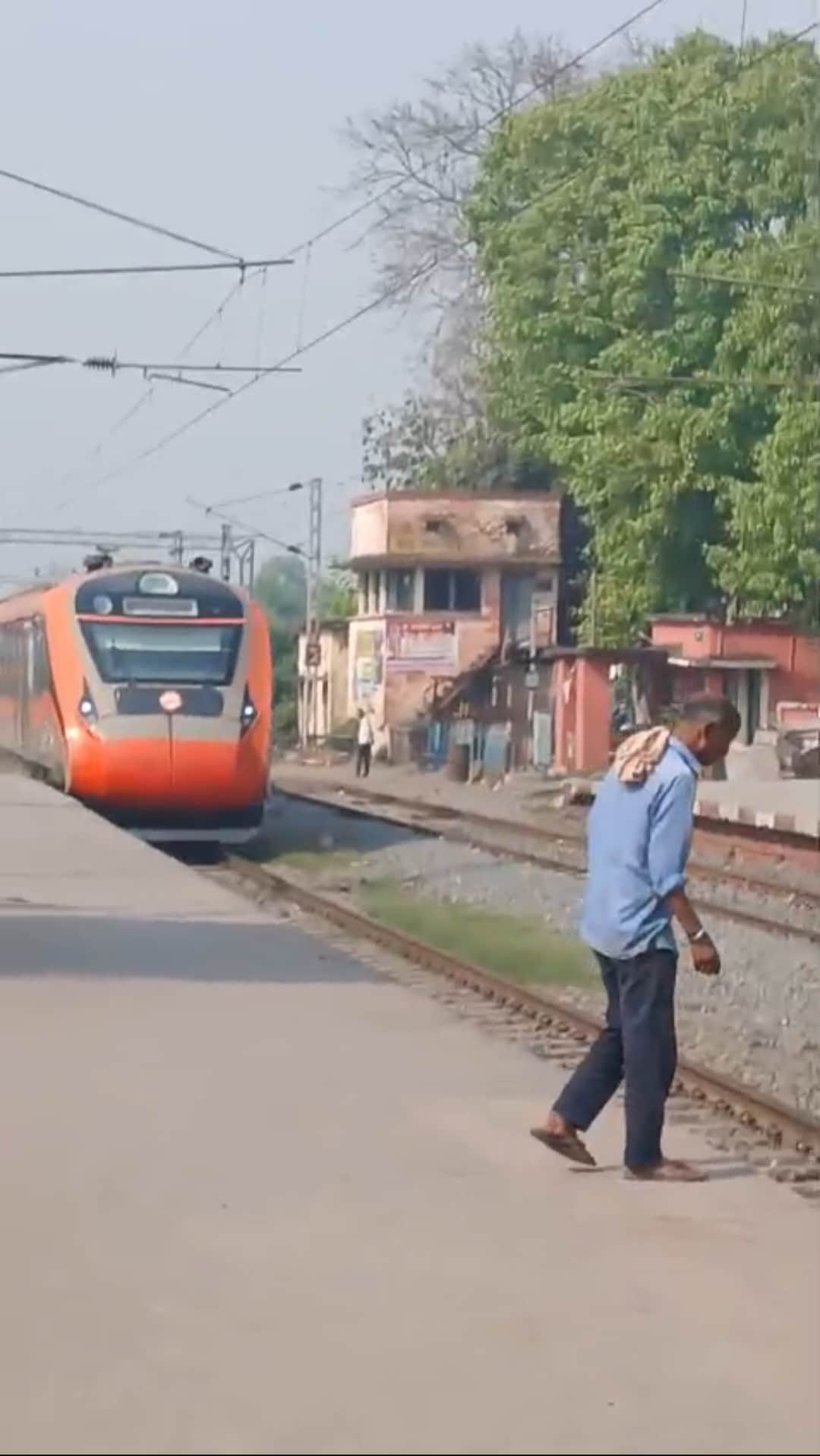 प्लेटफार्म पर खैनी थूकने के दौरान की फोटो