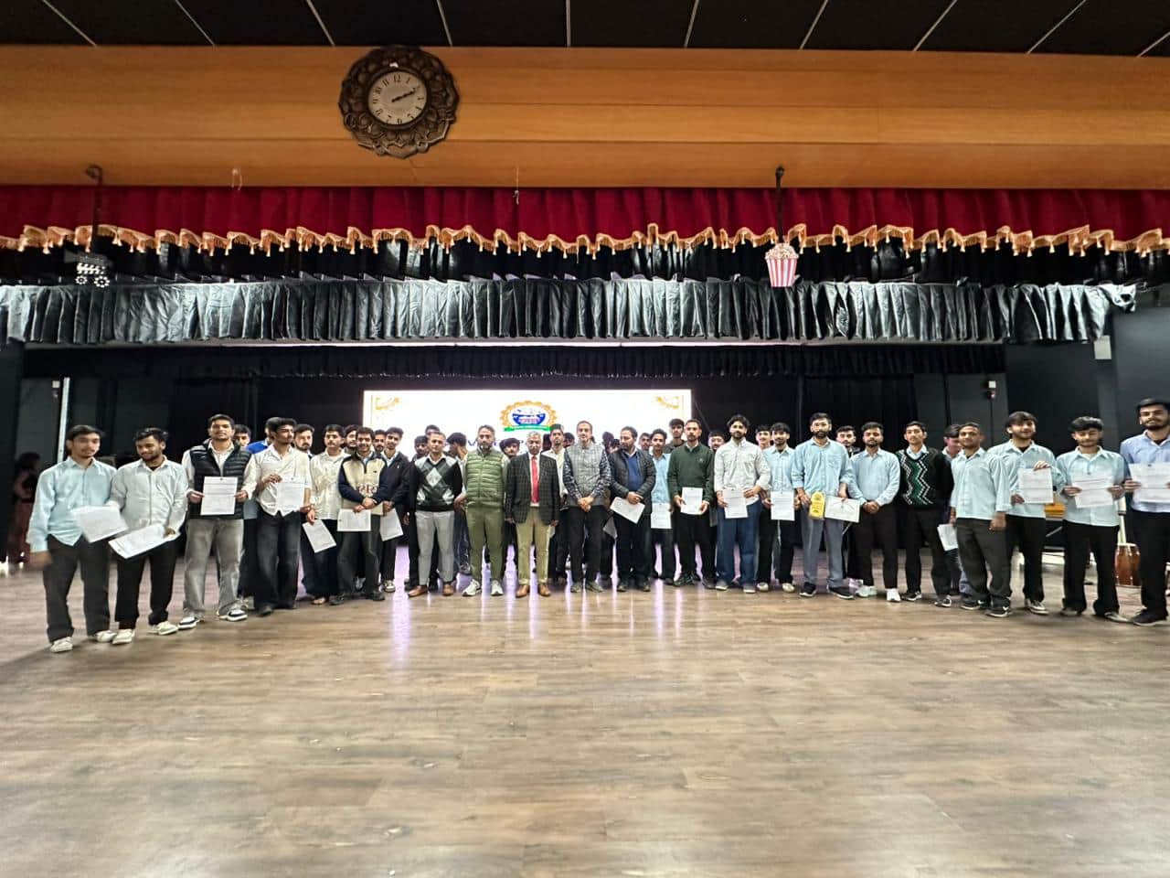 प्रगतिनगर में कैपस प्लेस्मेंट के दौरान चयनकर्ता, छात्र एवं शिक्षक। स्रोत: संस्थान प्रबंधन 