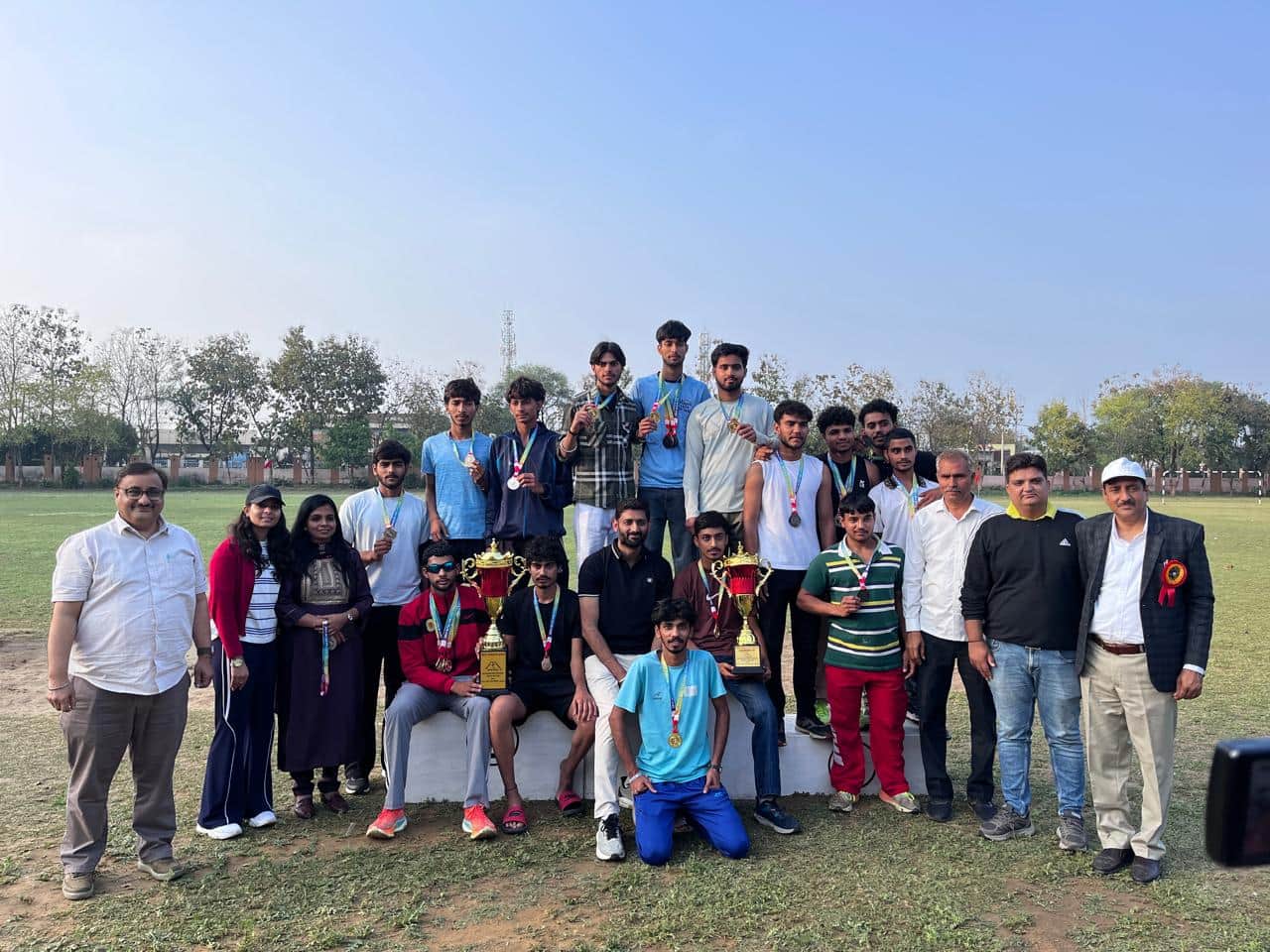 प्रतियोगिता के विजेता प्रतिभागियों के साथ कोच व स्टाफ। संस्थान