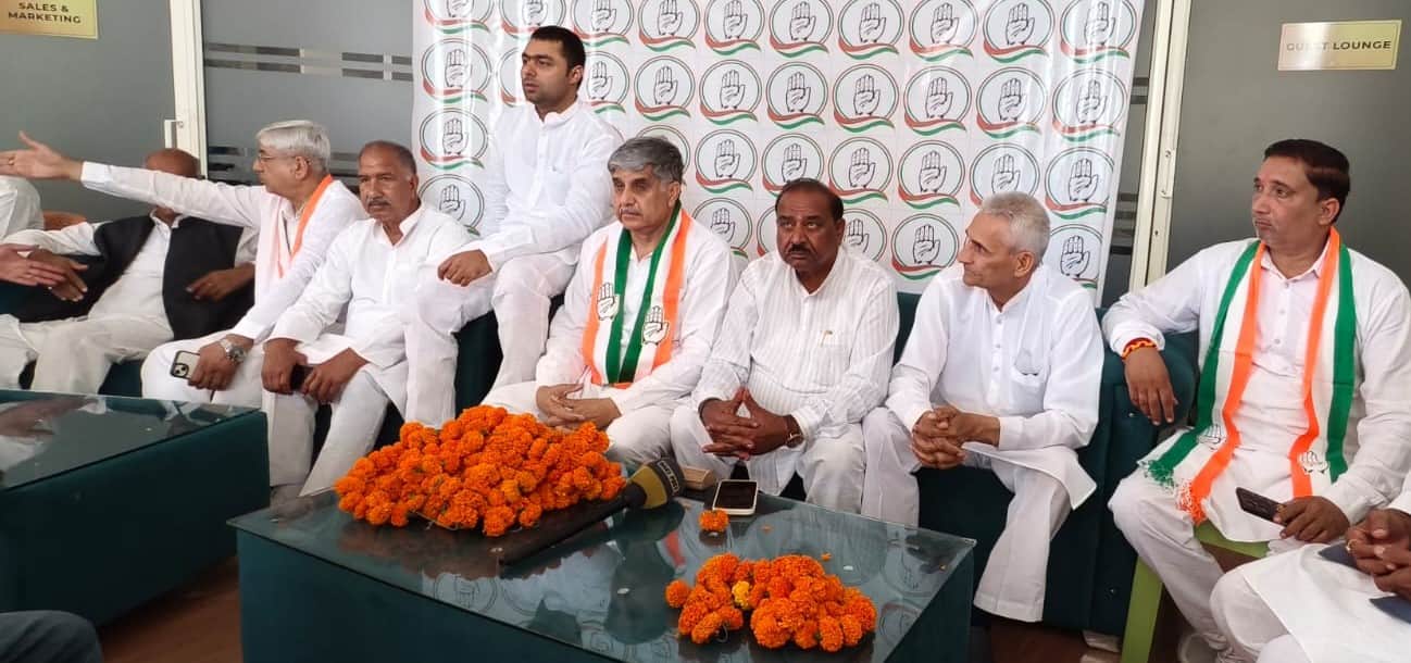 पत्रकारों से बातचीत करते कांग्रेस जिला अध्यक्ष व अन्य नेता। संवाद