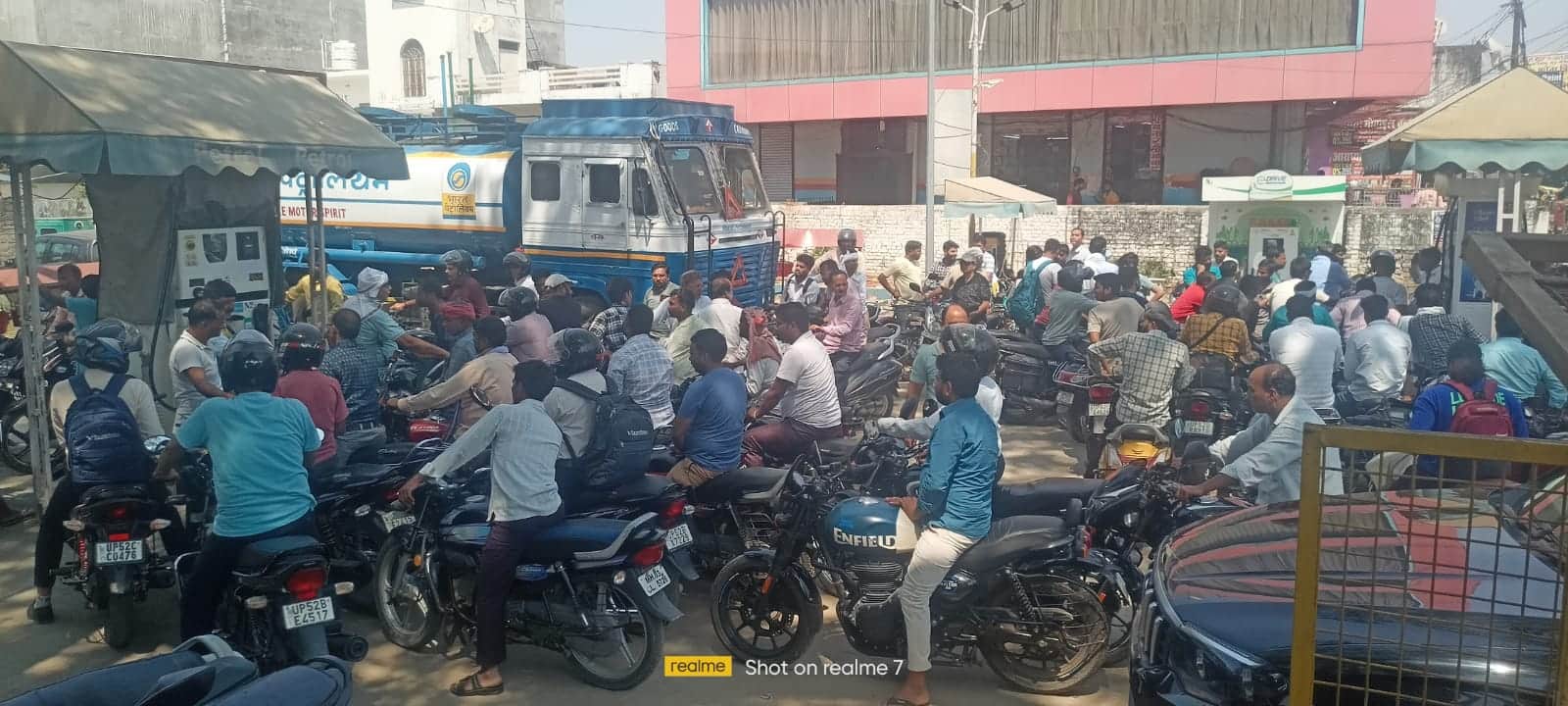 पेट्रोल के लिए लगी कतार।