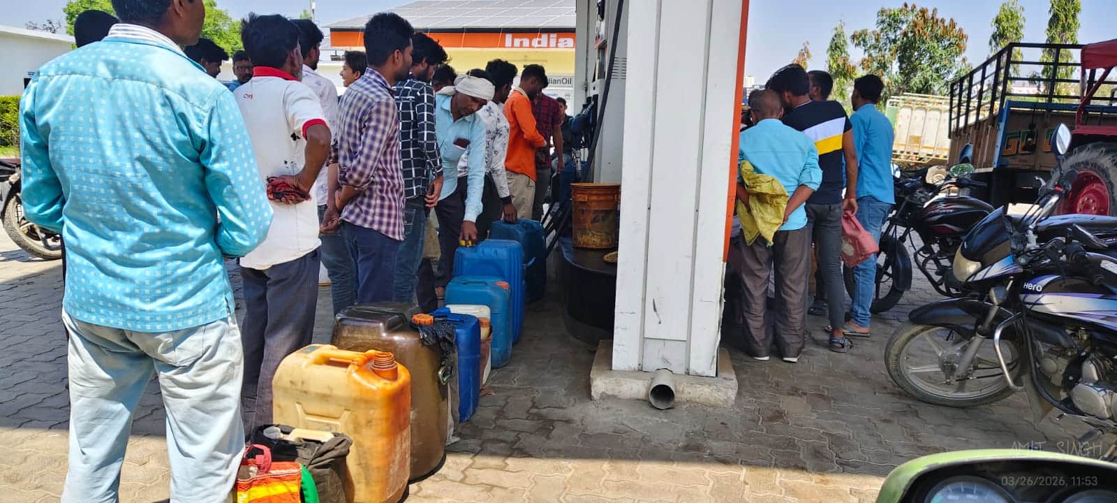 पेट्रोल पंप पर डीजल के लिए लाइन में खड़े किसान। संवाद