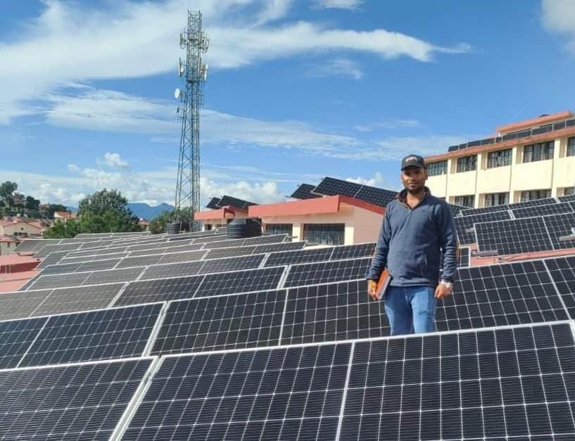 पौड़ी में सरकारी भवन के छत पर स्थापित सोलर ऊर्जा का प्लांट।स्त्रोत: सूचना विभाग।