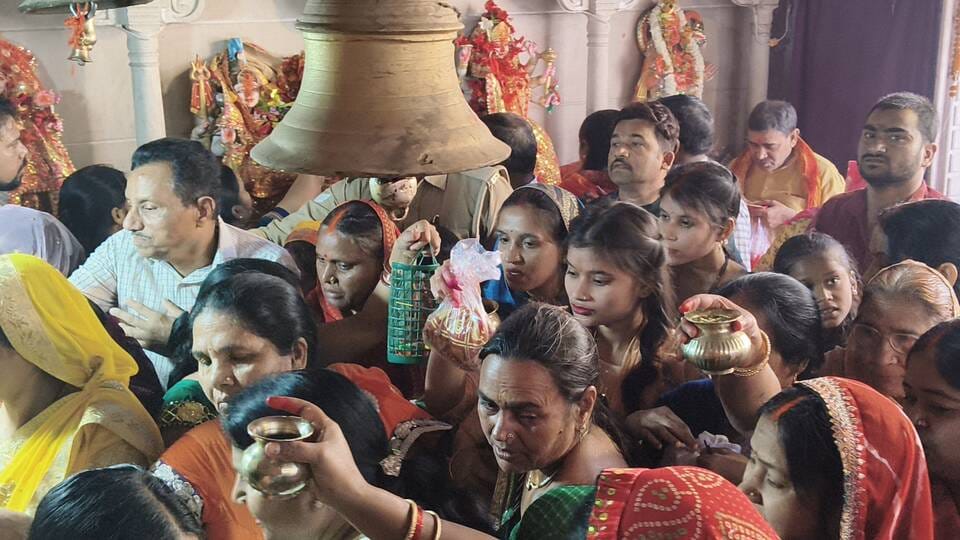After washing their feet, the *Kanya Pujan* ritual was performed; bowing their heads at the temple, prayers were offered for auspicious well-being.