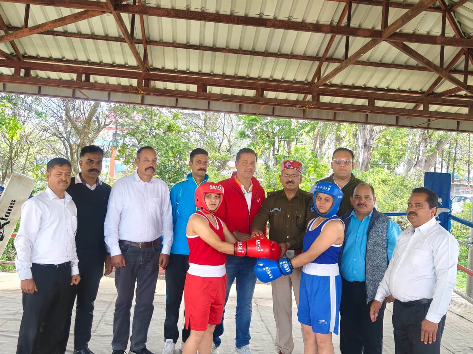 राज्य स्तरीय नलवाड़ मेले में बॉक्सिंग प्रतियोगिता की विजेता खिलाड़ियों को सम्मानित करते मुख्य अ