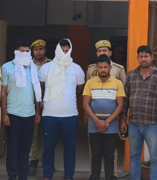 रामकोला थाने में पकड़े गए गांजा तस्कर व उसमें शामिल दो सिपाही।स्रोत-सोशल मीडिया