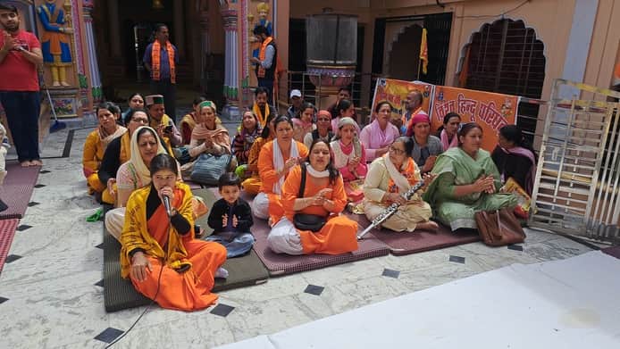 रामपुर में स्तयनारायण मंदिर में राम नवमी के उपलक्ष्य पर भजन करते श्रद्धालु। संवाद