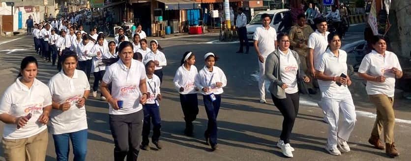 रन फॉर इंपावरमेंट में दौड़तीं महिला पुलिसकर्मी और छात्राएं। स्रोत: पुलिस