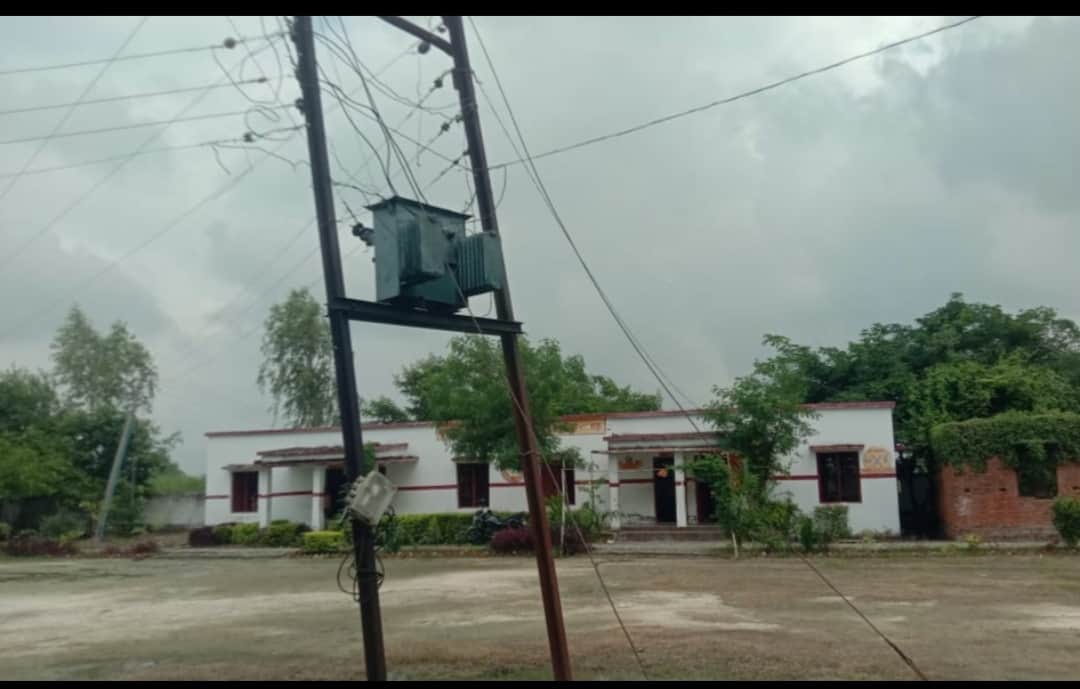 रानीपुर ब्लाक क्षेत्र के कम्पोजिट विद्यालय पिरूवा के परिसर में में लगा ट्रांसफार्मर और गुजरा हा