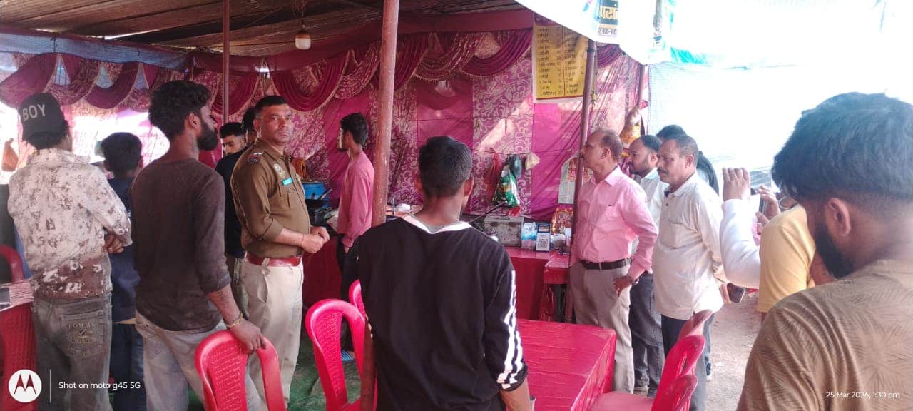 राष्ट्र स्तरीय होली मेले में दुकानदारों के चालान काटते  नगर परिषद के कार्यकारी अधिकारी व अन्य। 