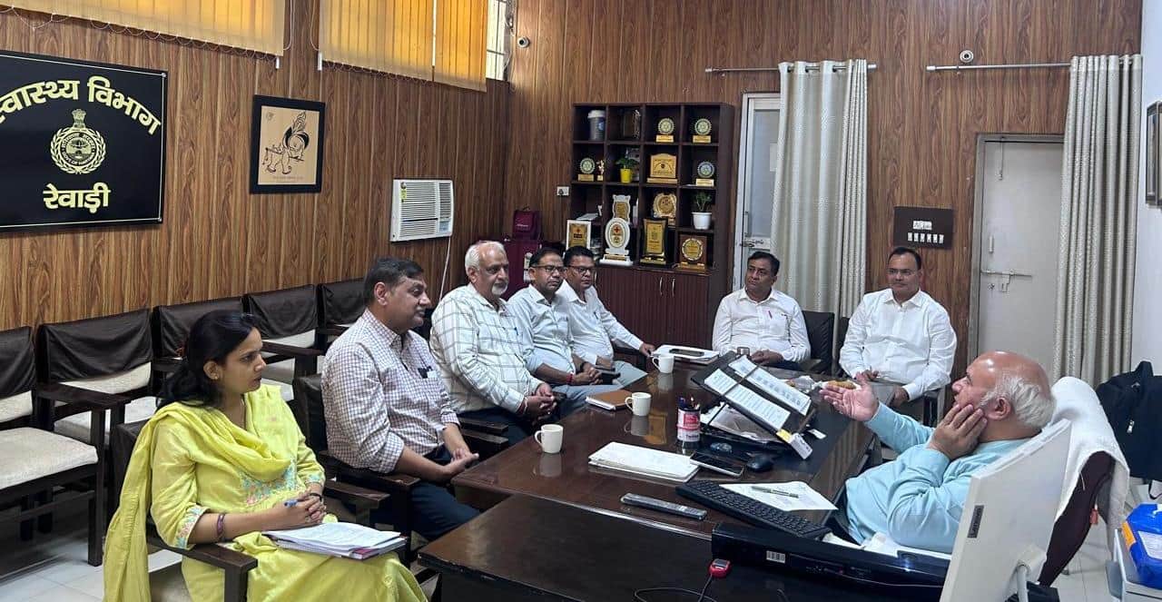 रेवाड़ी। एएमआर समिति की बैठक की अध्यक्षता करते हुए सीएमओ डा. नरेंद्र दहिया। स्रोत: प्रशासन