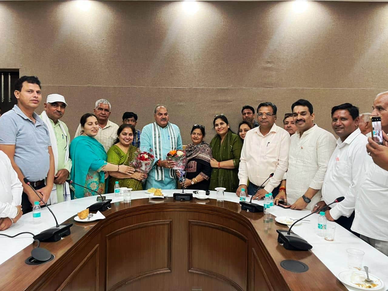 रेवाड़ी। लोक निर्माण विश्राम गृह में आयोजित कार्यक्रम में उपस्थित विधायक लक्ष्मण सिंह यादव व अ