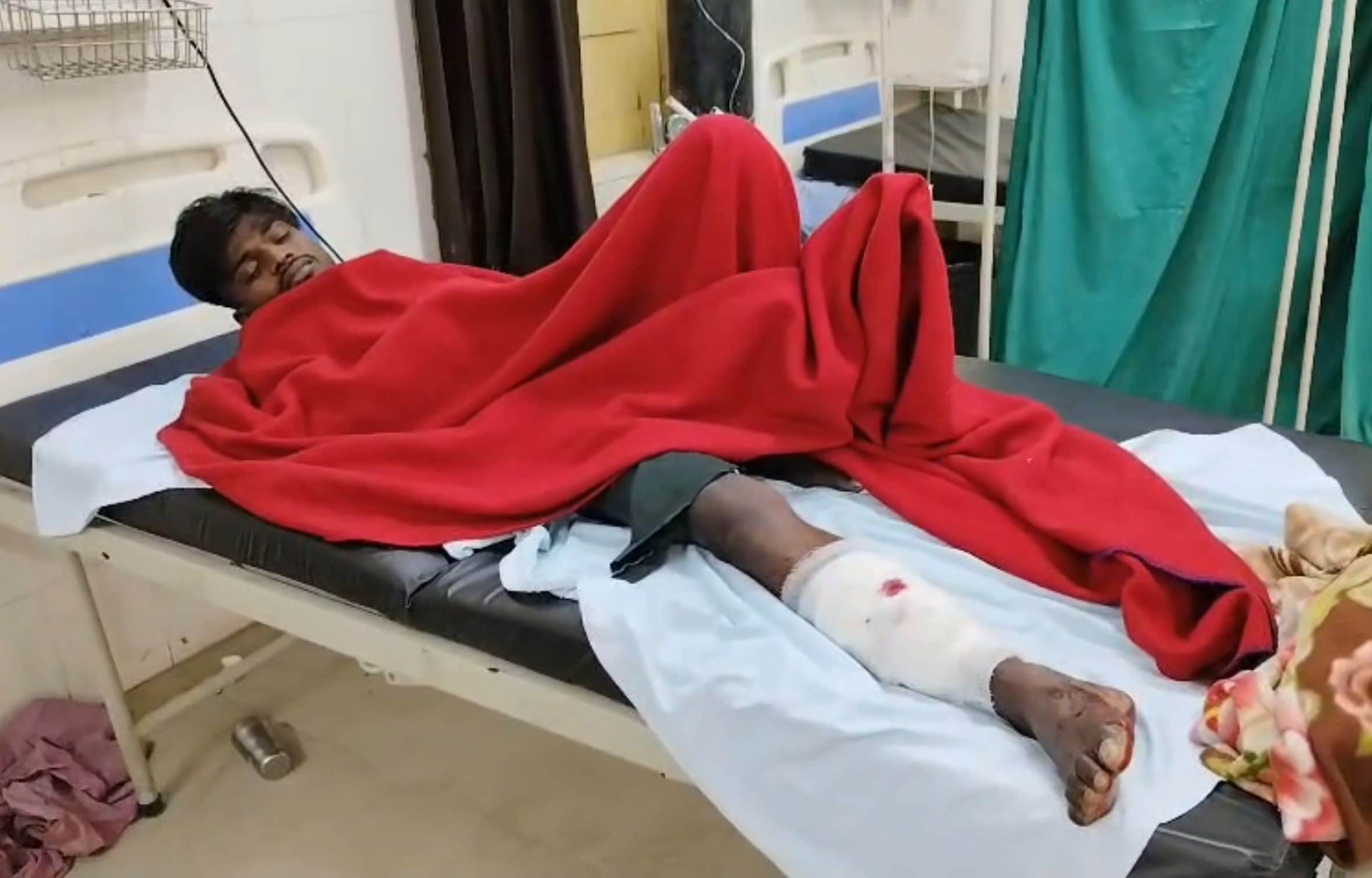 रायबरेली जिला अस्पताल में भर्ती पुलिस मुठभेड़ में घायल आरोपी। 