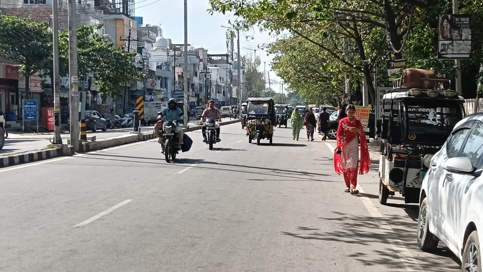 साफ मौसम के बीच कैथल के पिहोवा चौक से गुजरते वाहन।   संवाद 