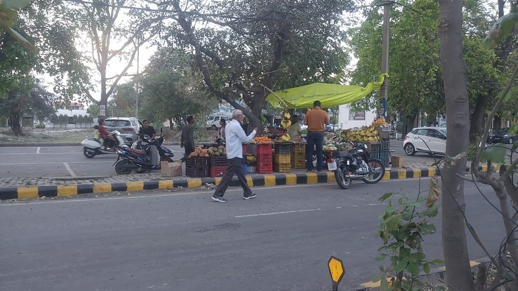 Yellow strip restrictions ineffective, goods kept outside the shop limits