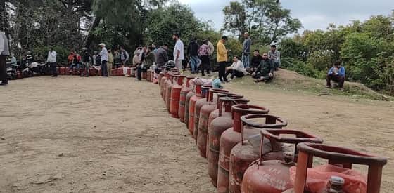 सिलिंडरों की लाइन...गैस किल्लत की अफवाहों के बीच लोगों में घरेलू गैस सिलिंडर लेने की होड़ बढत