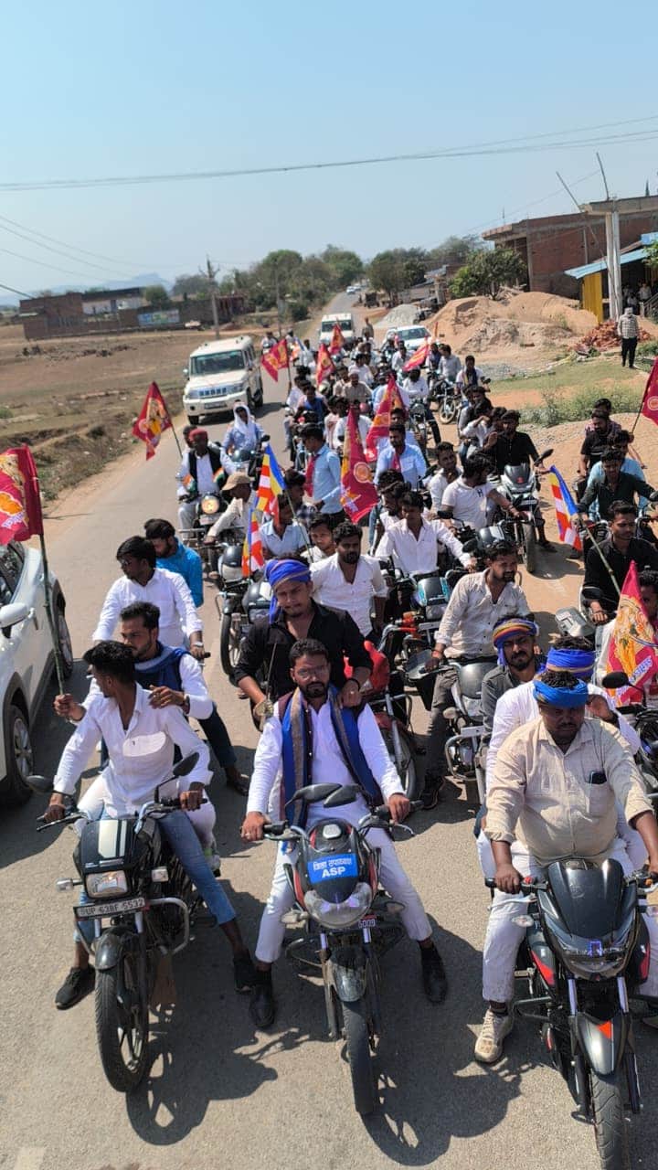 सम्राट अशोक जयंती पर हलिया में बाइक जुलूस निकालते लोग।-सोशल मीडिया।