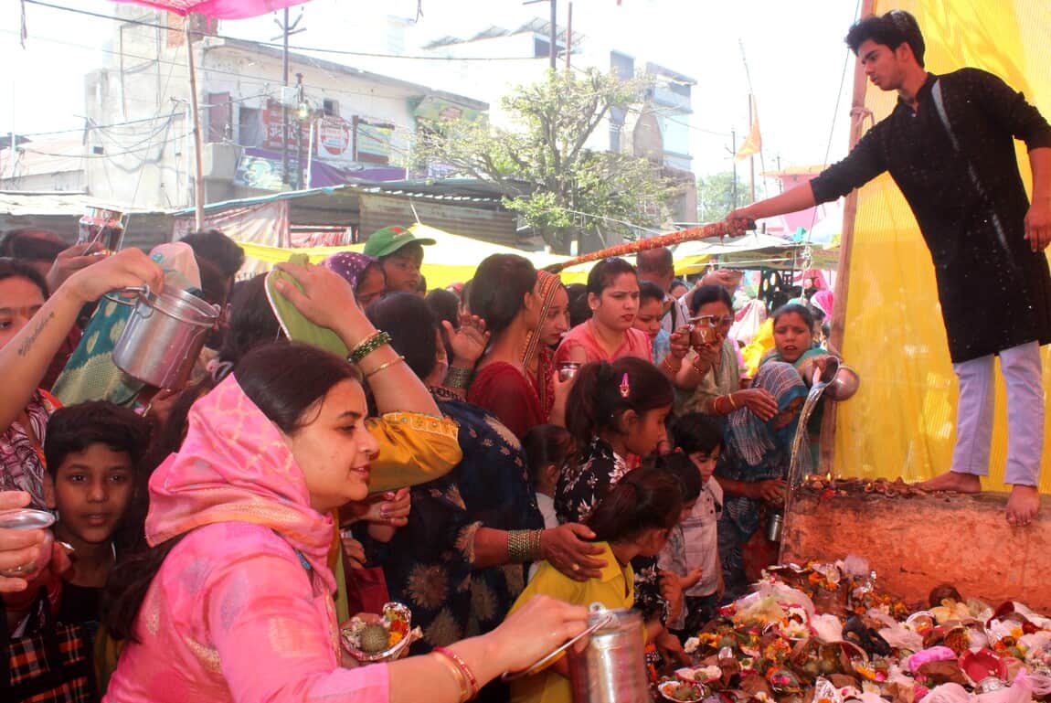 सप्तमी को वाराही देवी मंदिर पर पूजा-अर्चना के दौरान झाड़ा लगवातीं महिलाएं। संवाद