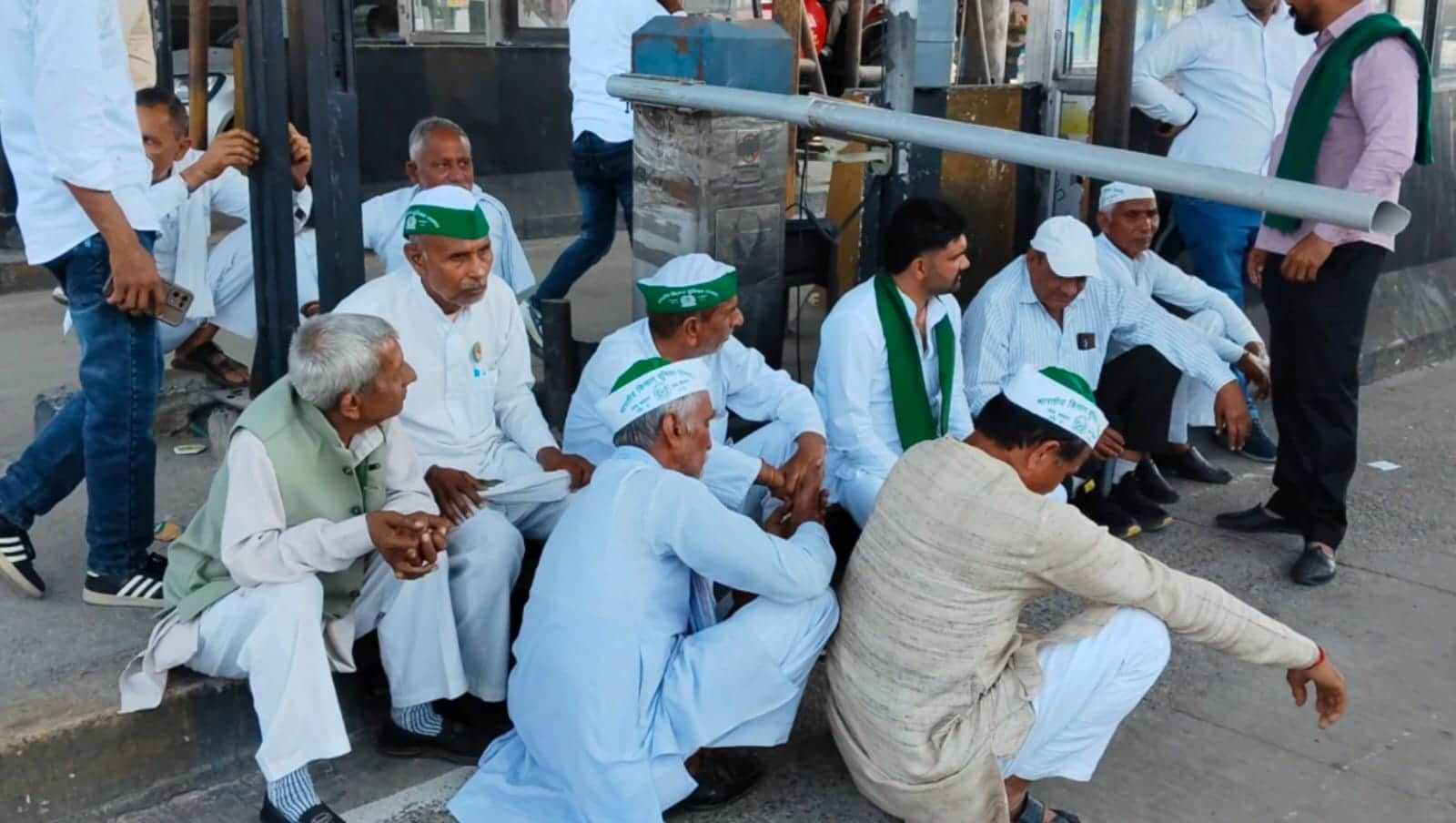 सरसावा टोल पर धरना देते भाकियू पंवार के कार्यकर्ता। श्रोत कार्यकर्ता