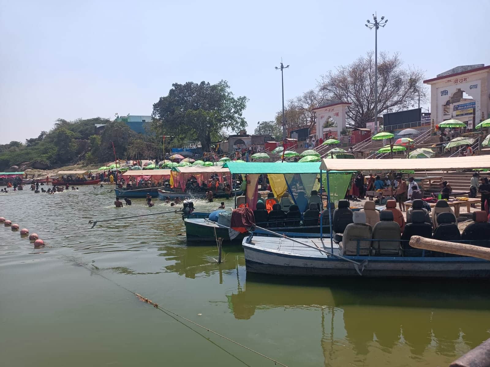 सिराथू तहसील के कड़ा धाम कुबरी गंगा घाट में खड़ी नावें संवाद