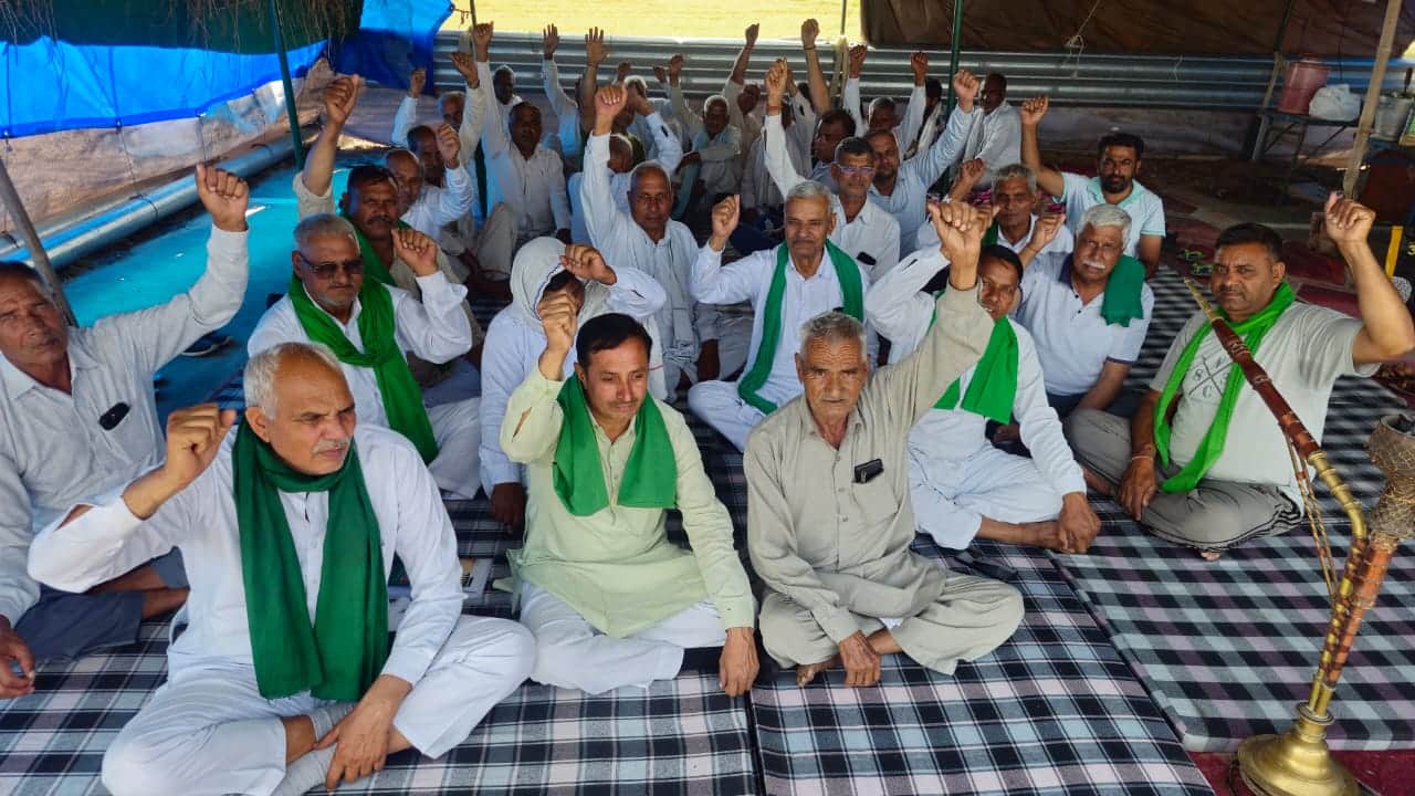 सर्विस लेन की मांग को लेकर प्रदर्शन करते किसान। संगठन