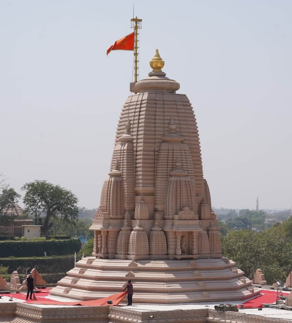 सूर्य मंदिर के शिखर पर लहराता ध्वज।