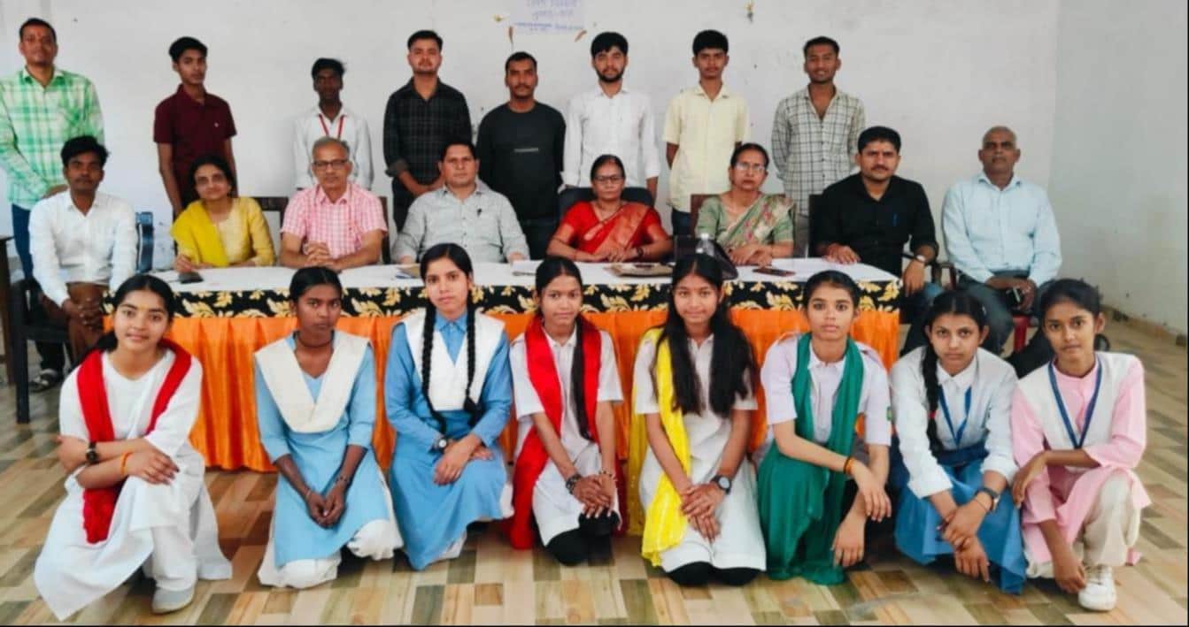 सरयू प्रसाद कन्या पाठशाला में प्रतियोगिता में शामिल छात्राओं के साथ शिक्षक। स्रोत: विद्यालय