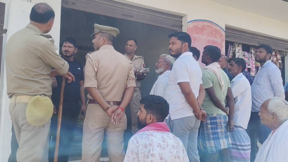 Thieves broke the lock of the ration shop and stole ration meant for 700 beneficiaries.