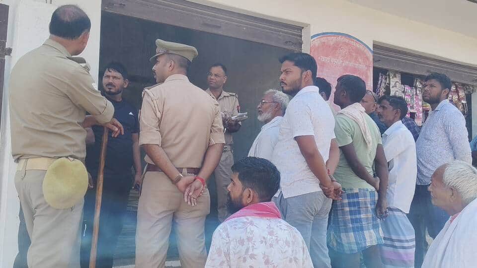 सरायलखंसी थाना क्षेत्र के रैकवारेडीह में सरकारी राशन की दुकान में  चोरी की सुचना पर लगी भीड़, पह