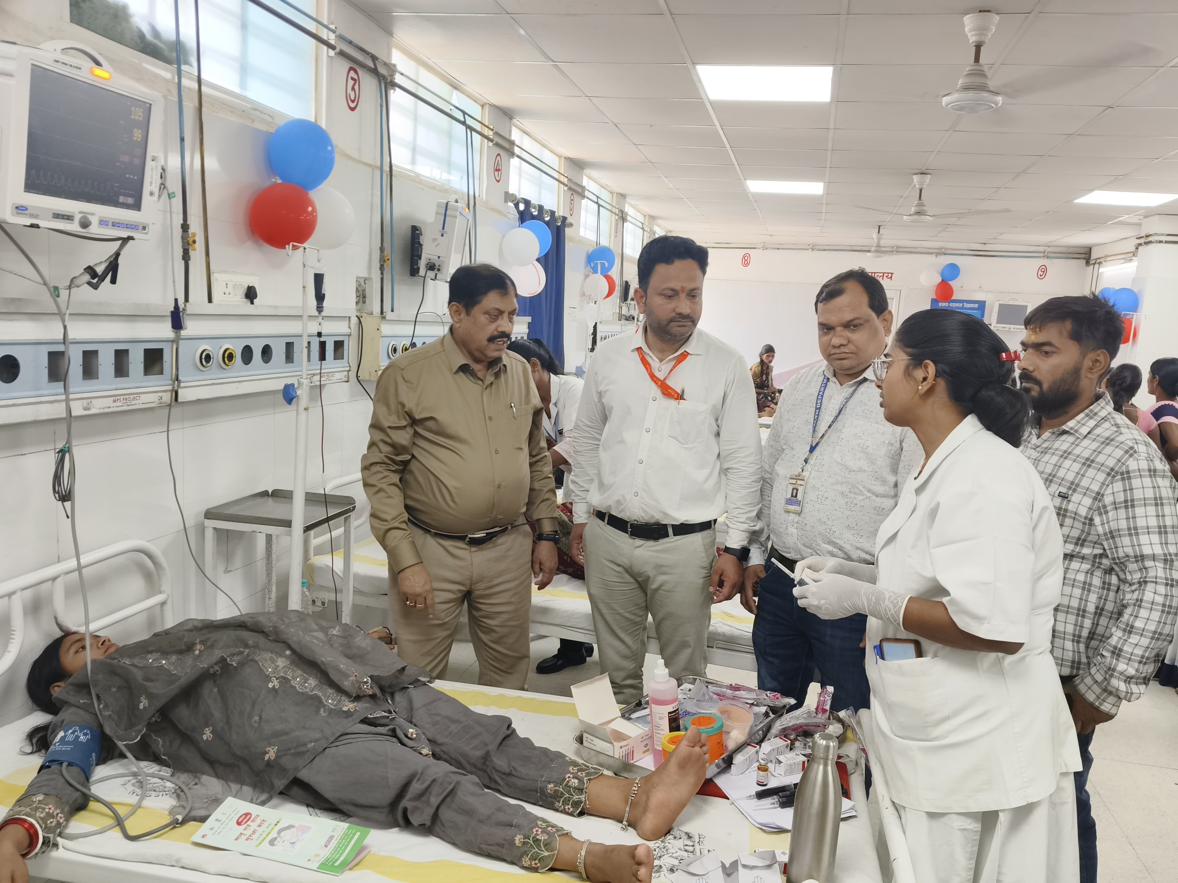 सदर अस्पताल में वैक्सीन लगाते चिकित्सक