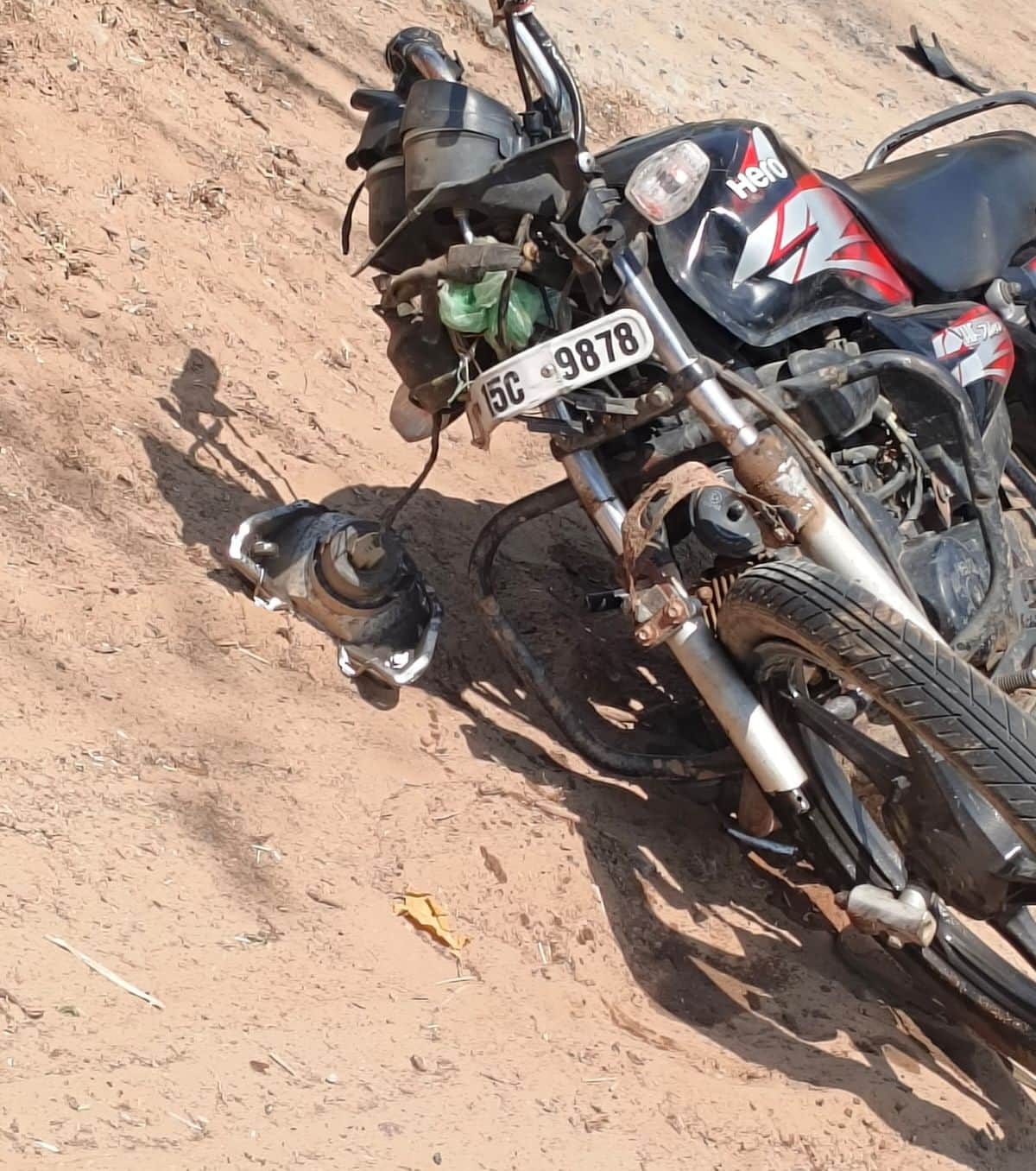 सड़क हादसे में क्षतिग्रस्त बाइक।