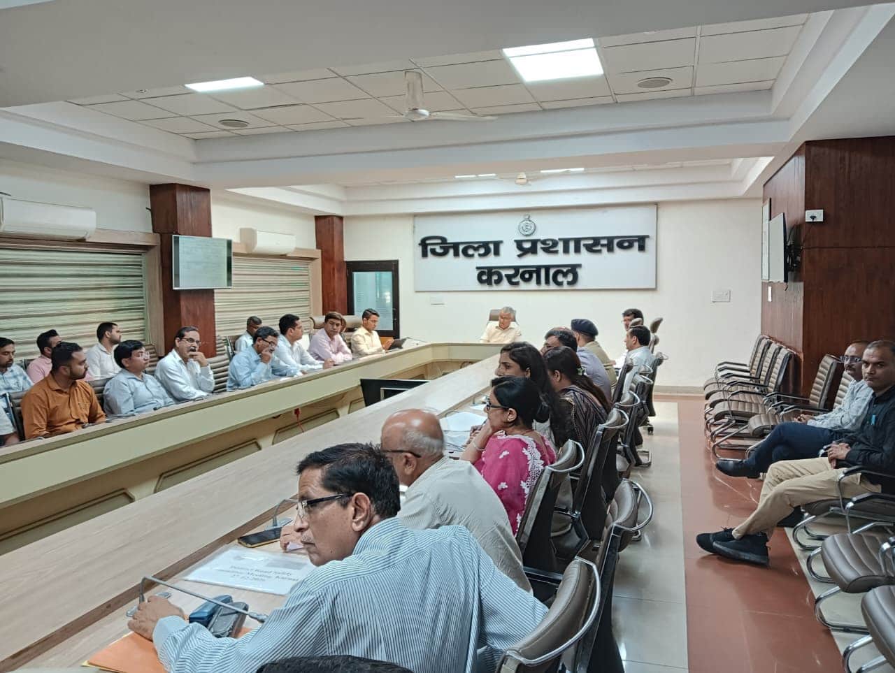 .सड़क सुरक्षा समिति की बैठक को संबोधित करते एडीसी योगेश मेहता। प्रवक्ता