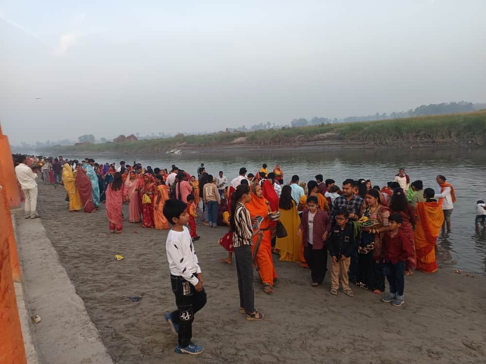 सेवरही के बांसी नदी के तट पर सूर्य को अर्घ्य देती व्रती महिलाएं।स्रोत-सोशल मीडिया