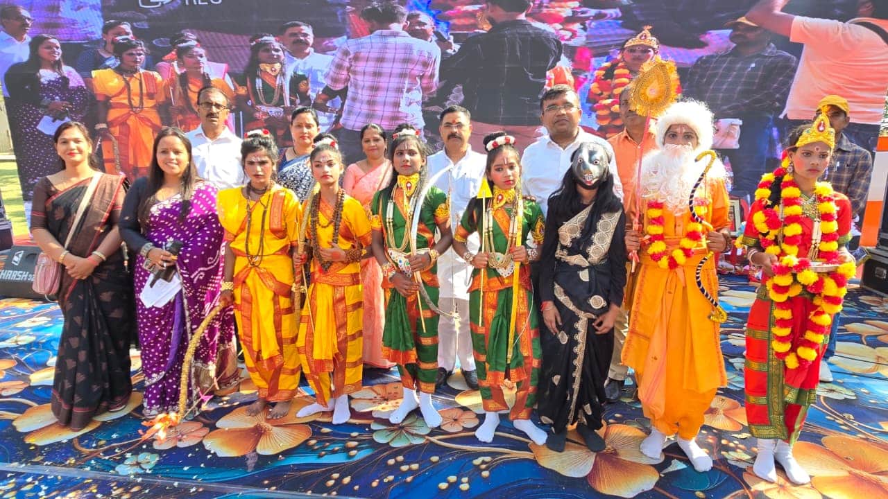 शाही किला में आयोजित कार्यक्रम प्रस्तुत करते बाल कलाकार। संवाद