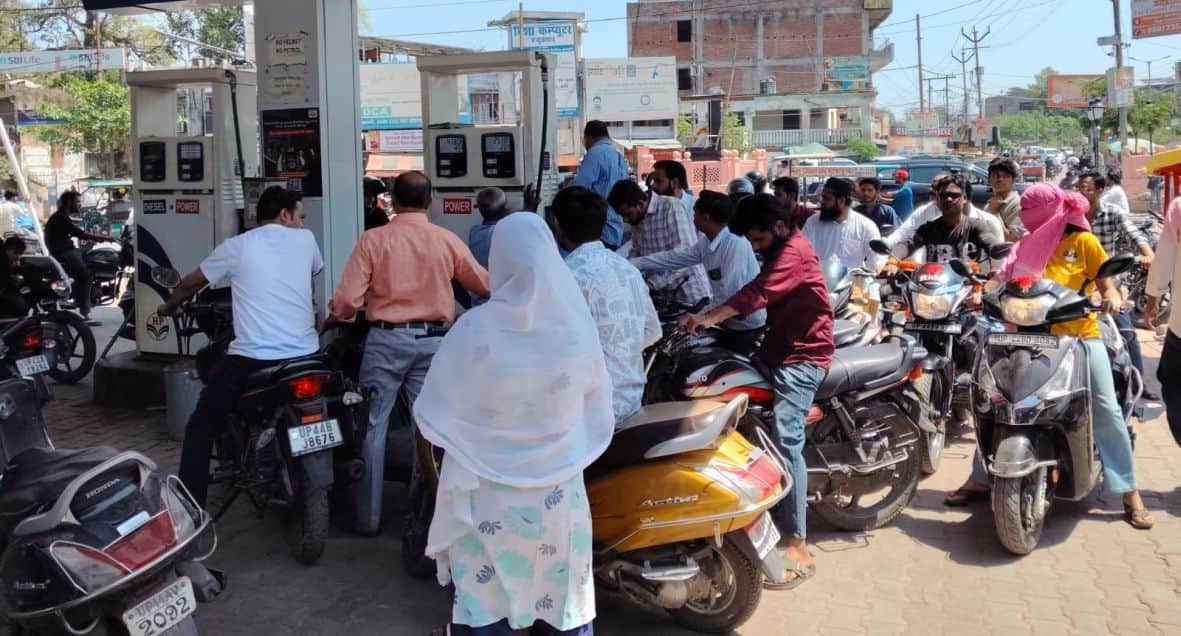 शहर के बस स्टेशन स्थित पेट्रोल पंप पर लगी भीड़। स्रोत-सोशल मीडिया