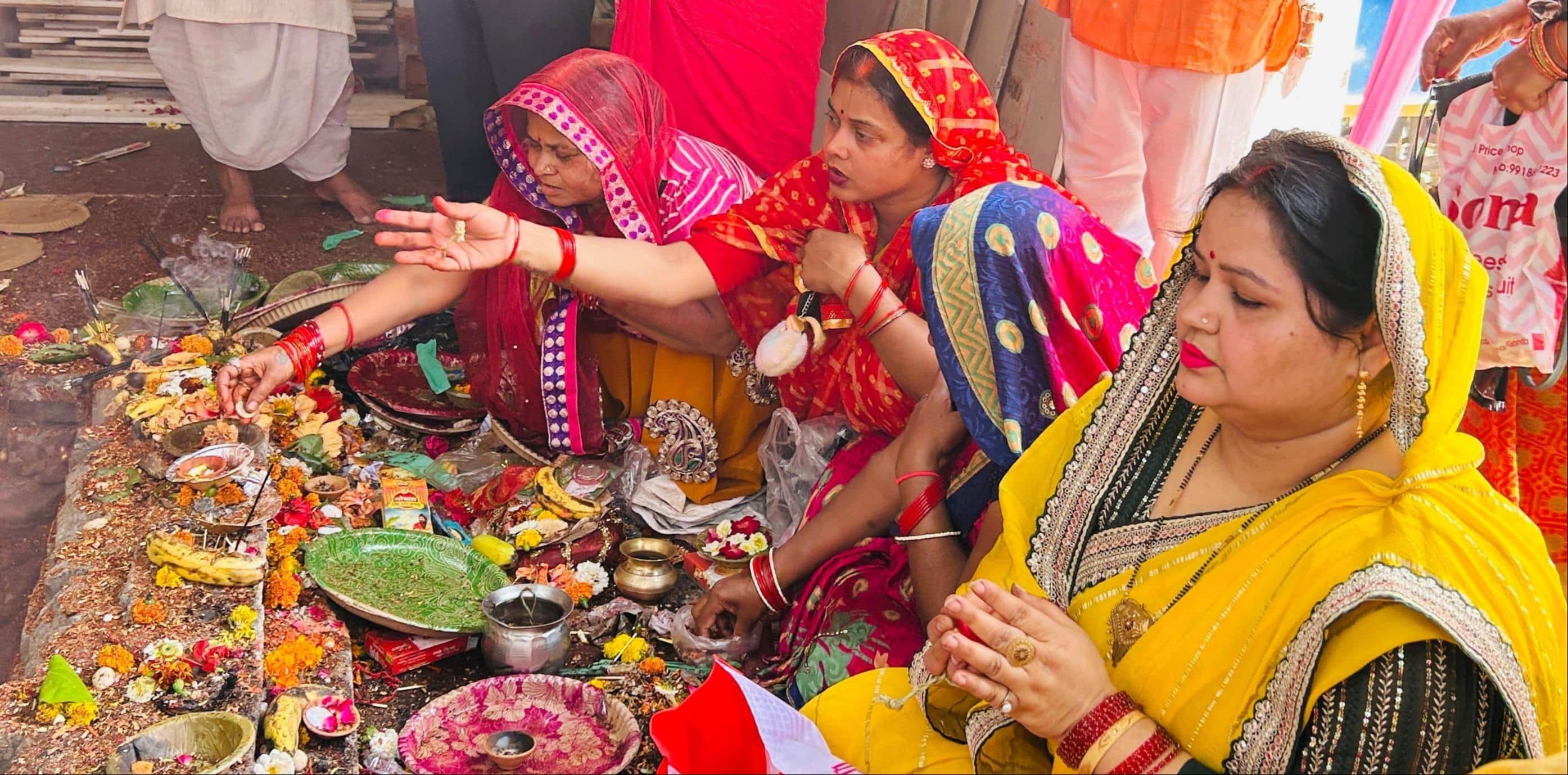 शहर के काली भवानी मंदिर में हवन-पूजन करते श्रद्धालु। - संवाद