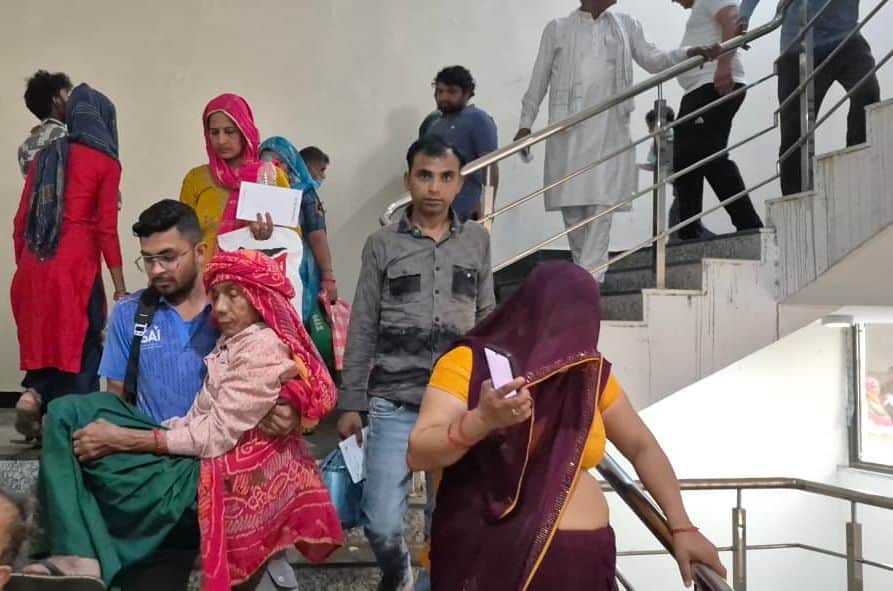 शहर के मेडिकल कॉलेज में  सीढ़ियां नापते मरीज व तीमारदार।