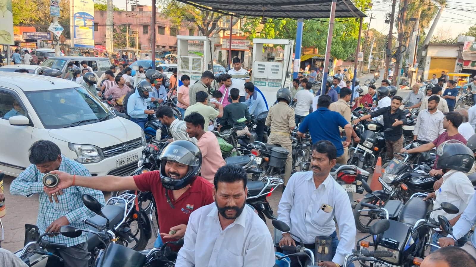 पेट्रोल पंप पर लगी ग्राहकों की भीड़। संवाद
