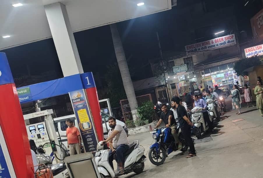 शहर के पेट्रोल पंप पर लगी दोपहिया वाहनों की कतार। संवाद