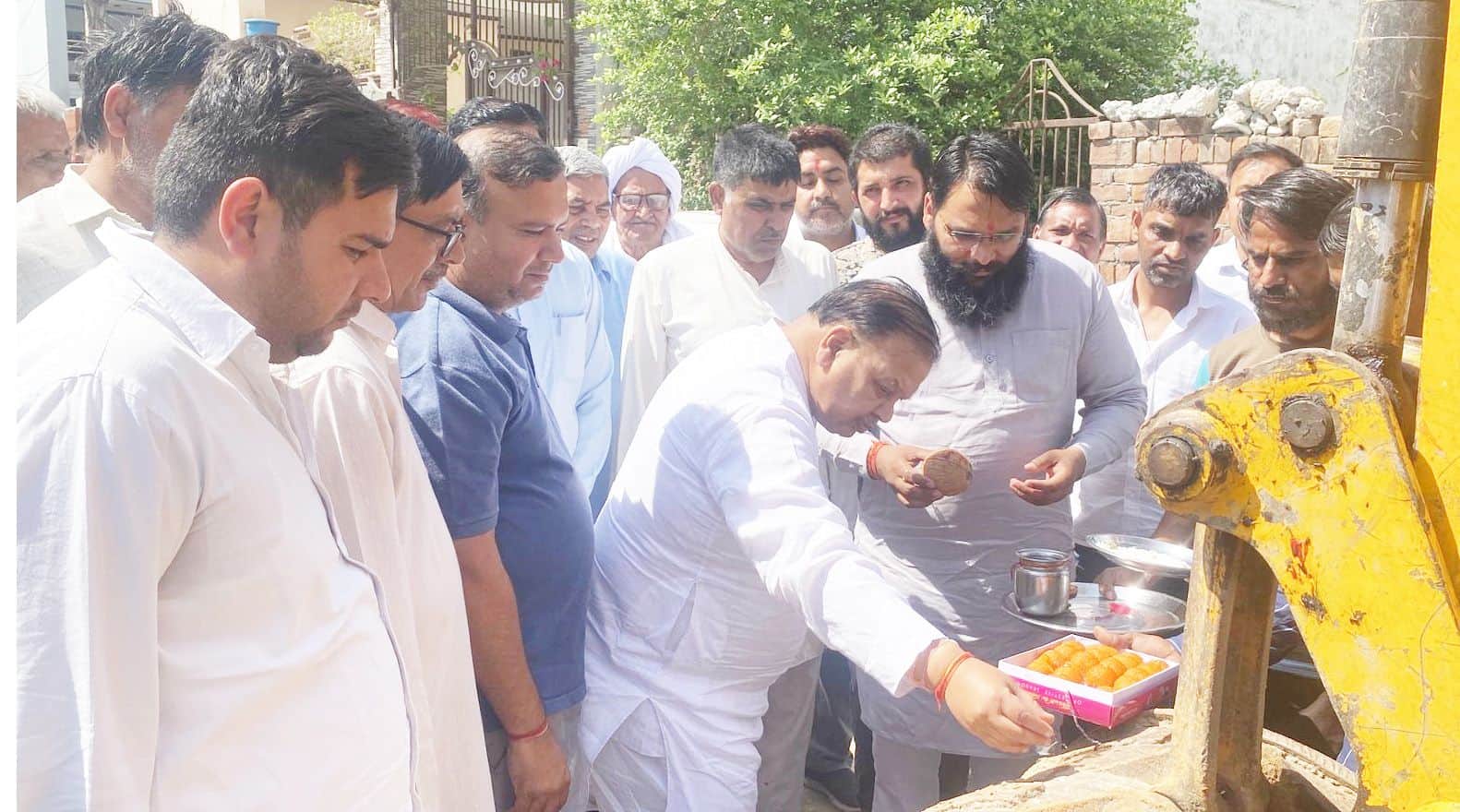 शहर में गली के निर्माण कार्य का शुभारंभ करते विधायक घनश्याम सर्राफ व चेयरपर्सन प्रतिनिधि भवानी 