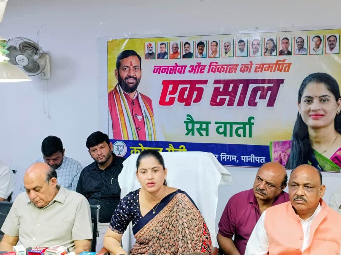 शहर में विकास कार्यों के बारे में जानकाराी देते मेयर कोमल सैनी। संवाद