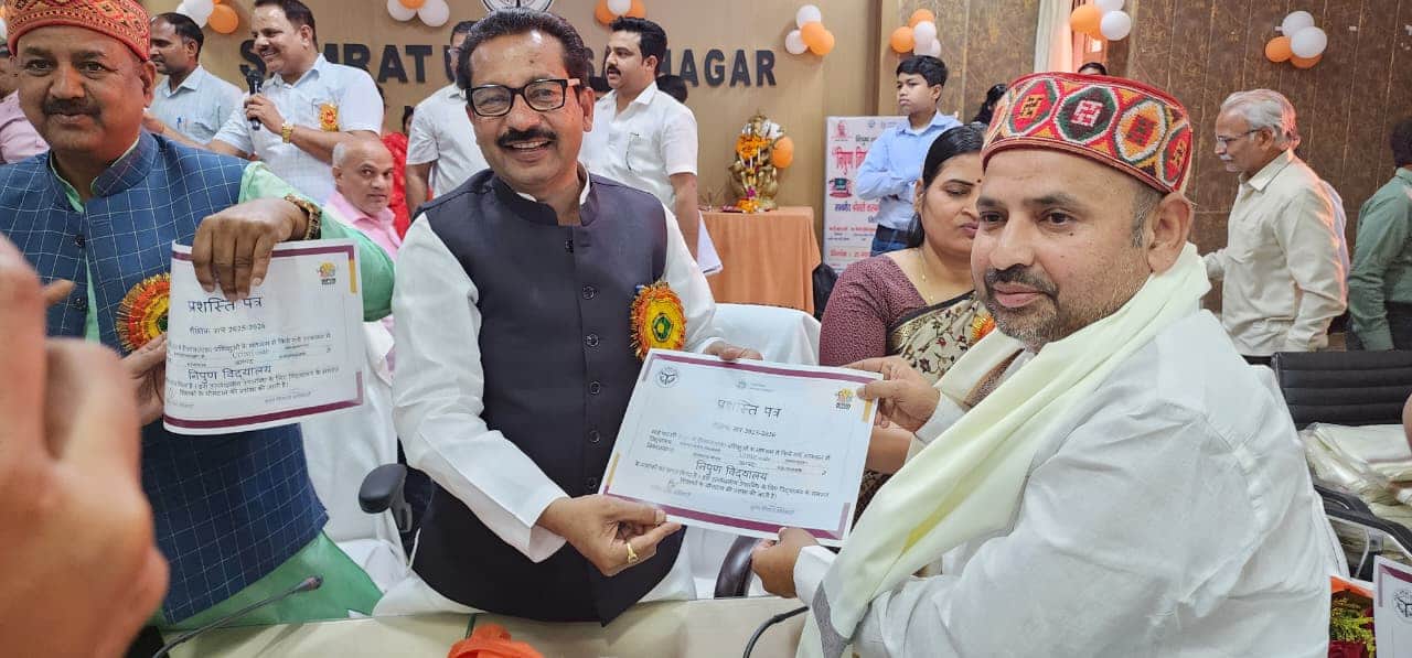 शिक्षक को सम्मानित करते अतिथि। स्रोत- प्रशासन