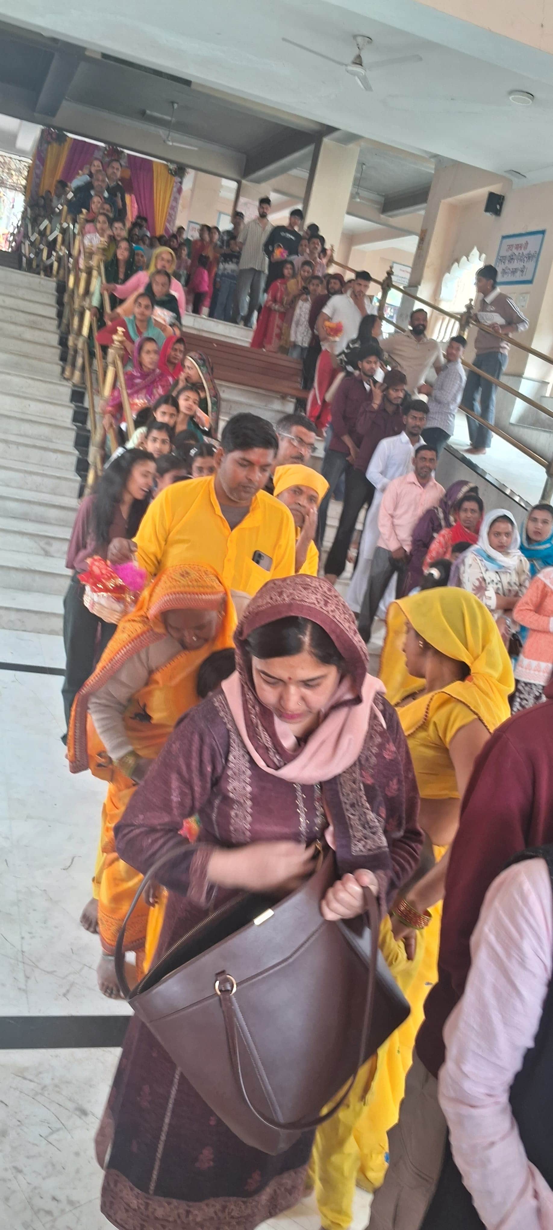 श्री चामुण्डा मुख्य प्रवेशद्वार के वाहर दर्शन की बारी का इंतजार करते हुए श्रद्धालु। संवाद