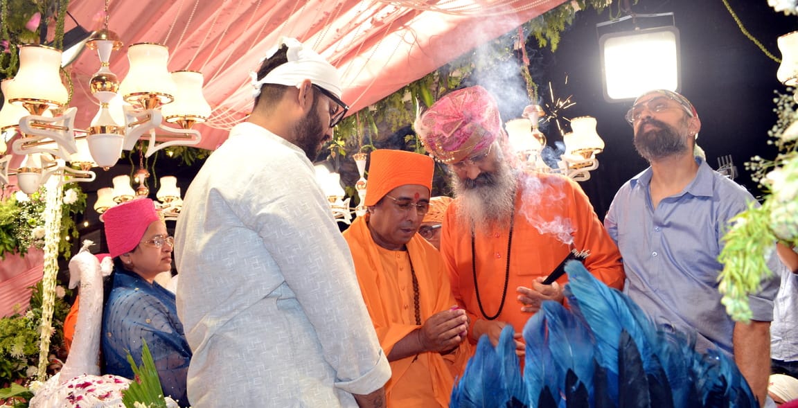 Say Radhe-Radhe, Shyam will go but the devotees danced