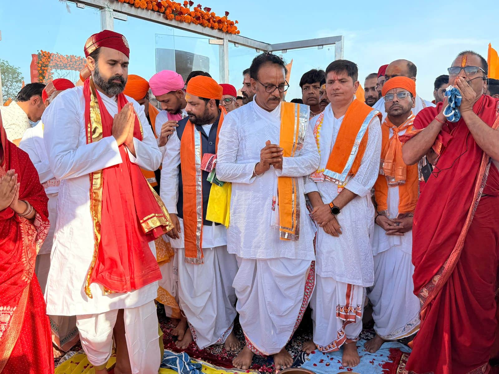 श्रीनाथजी में गिरिराज पर्वत पर 131 फीट ऊंची बालाजी की प्रतिमा का लोकार्पण।फोटो -अमर उजाला